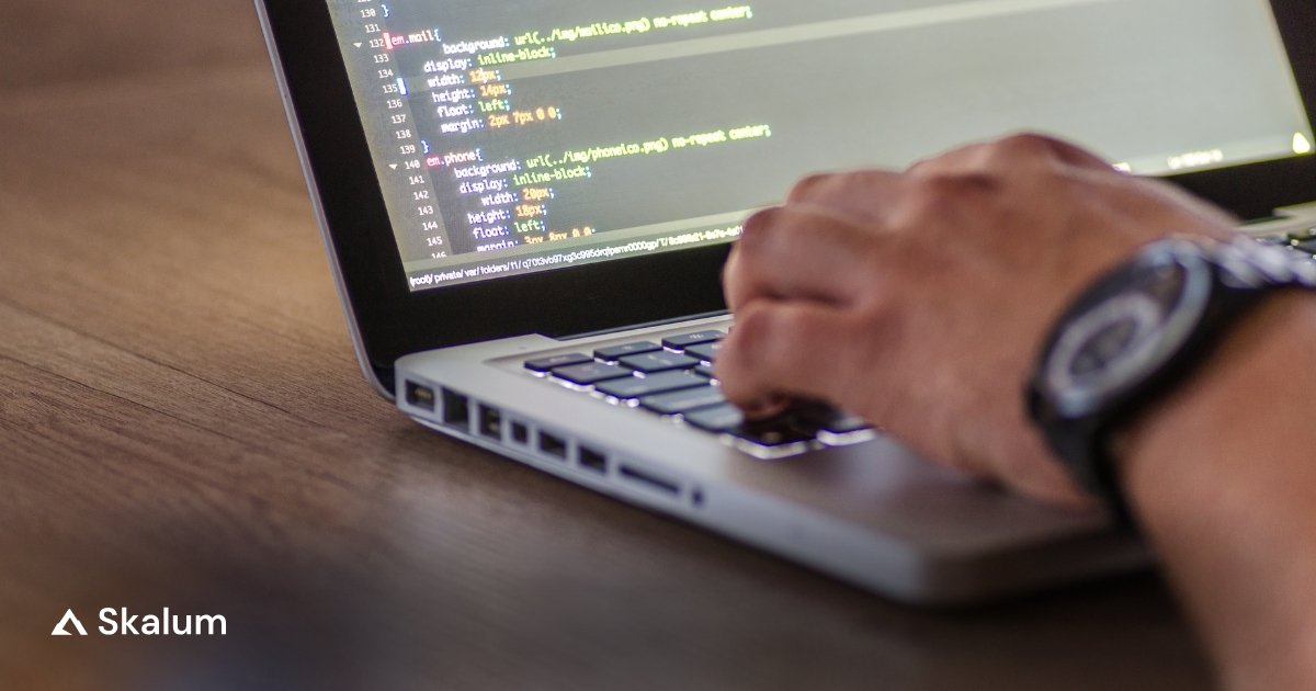 Entwickler-Arbeitsplatz mit Theme-Code und Shopify-Rendering-Logik