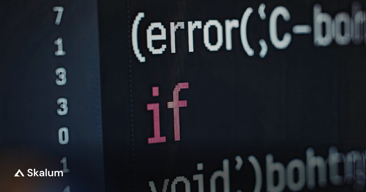 Laptop mit Shop-Seite während eine Shopify custom section geplant wird