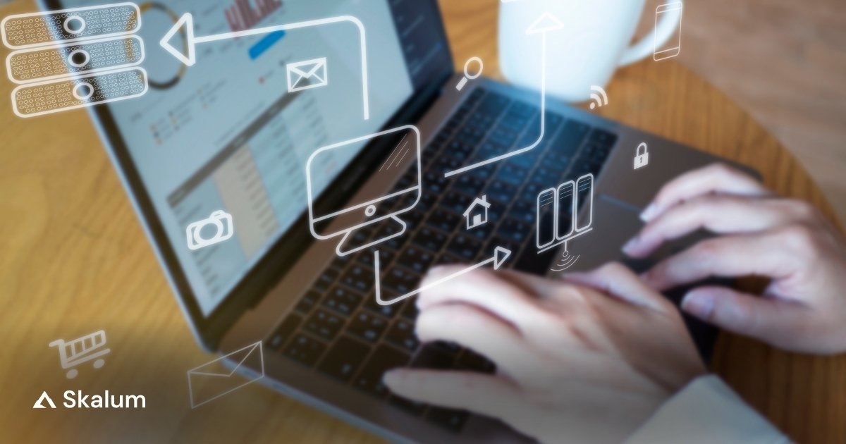 Entwickler bearbeitet Liquid und Shopify HTML/CSS in einem dunklen Workspace