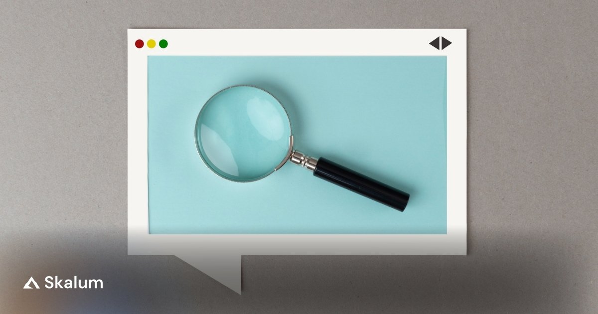 Dunkles Analytics-Dashboard neben der Planung einer Shopify Custom HTML Section