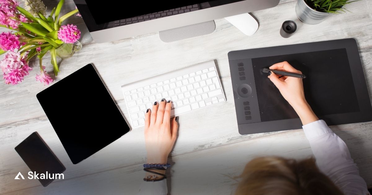 Team bewertet Geräte-Layouts und Relaunch-Strategie für responsive oder adaptive Websites