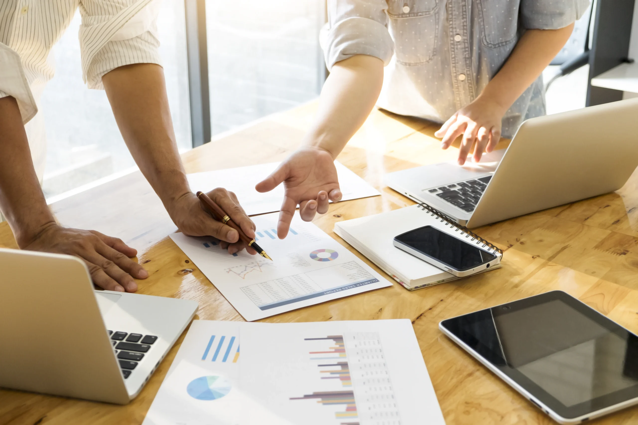 Team bespricht die Bildoptimierungs-Strategie für den Shopify-Shop