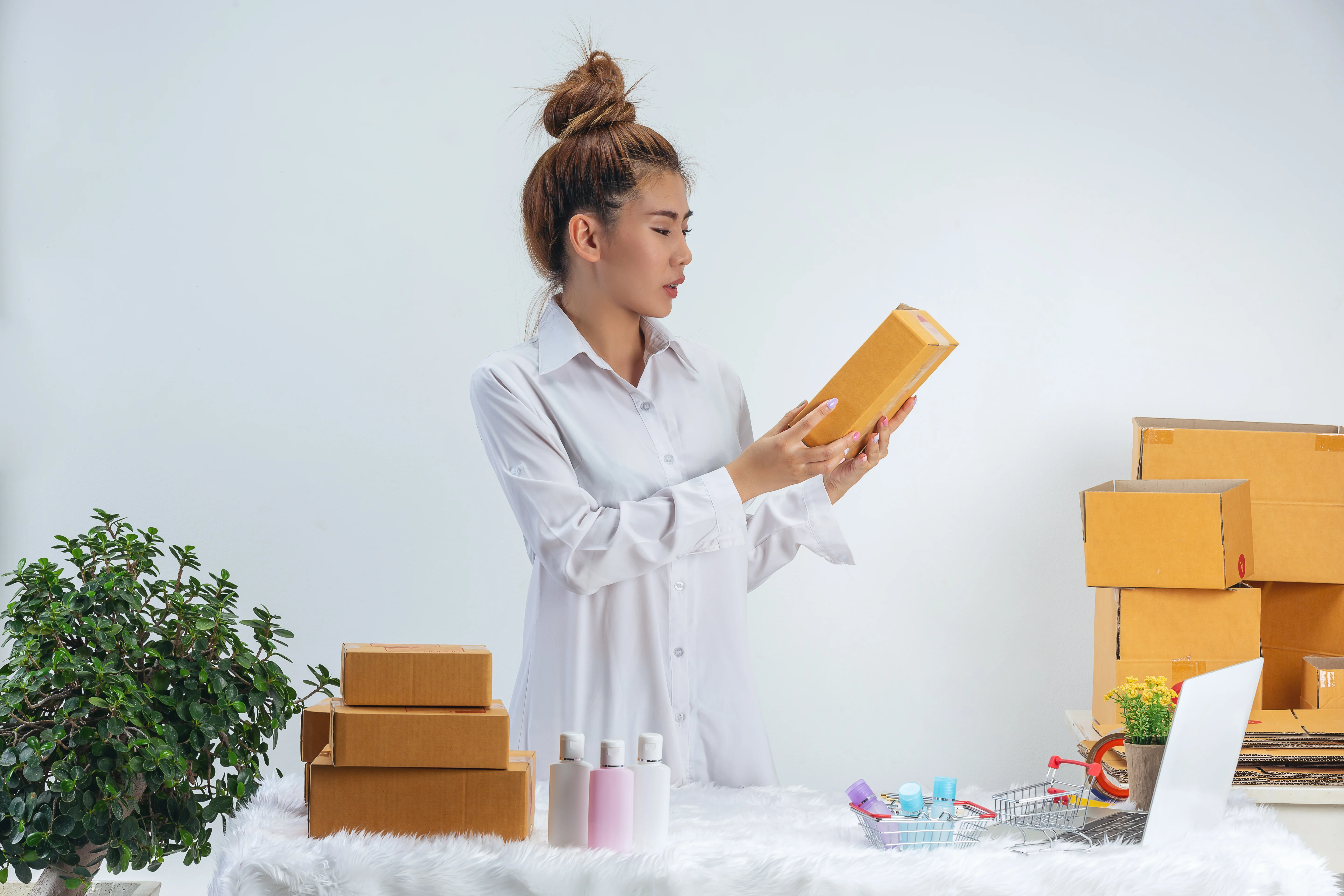 E-Commerce-Managerin prüft einen großen Shopify-Produktkatalog, um Produkt SEO im großen Maßstab zu planen