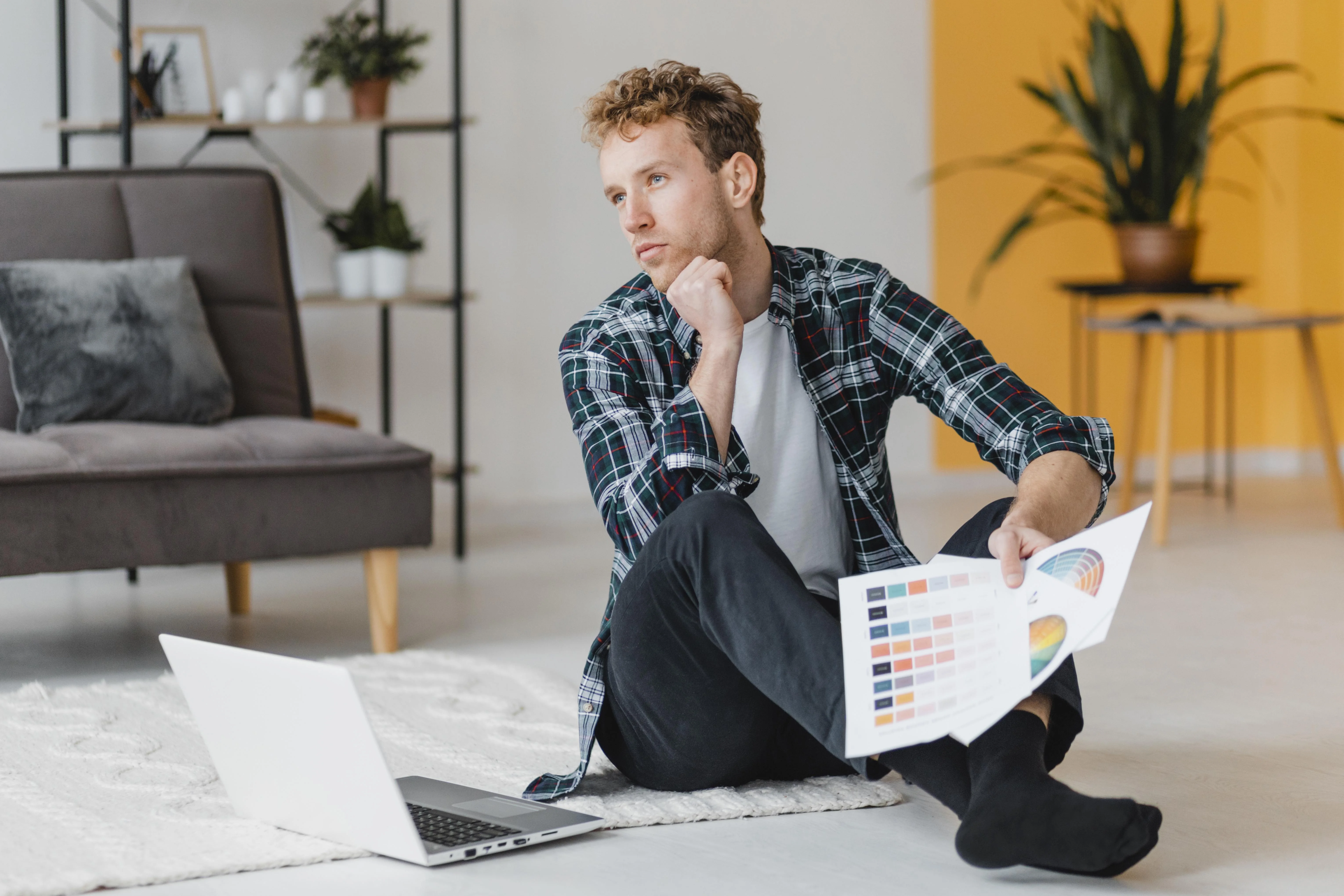 Gründer plant am Schreibtisch ein Website-Redesign, bevor das neue Shopify Theme live geht