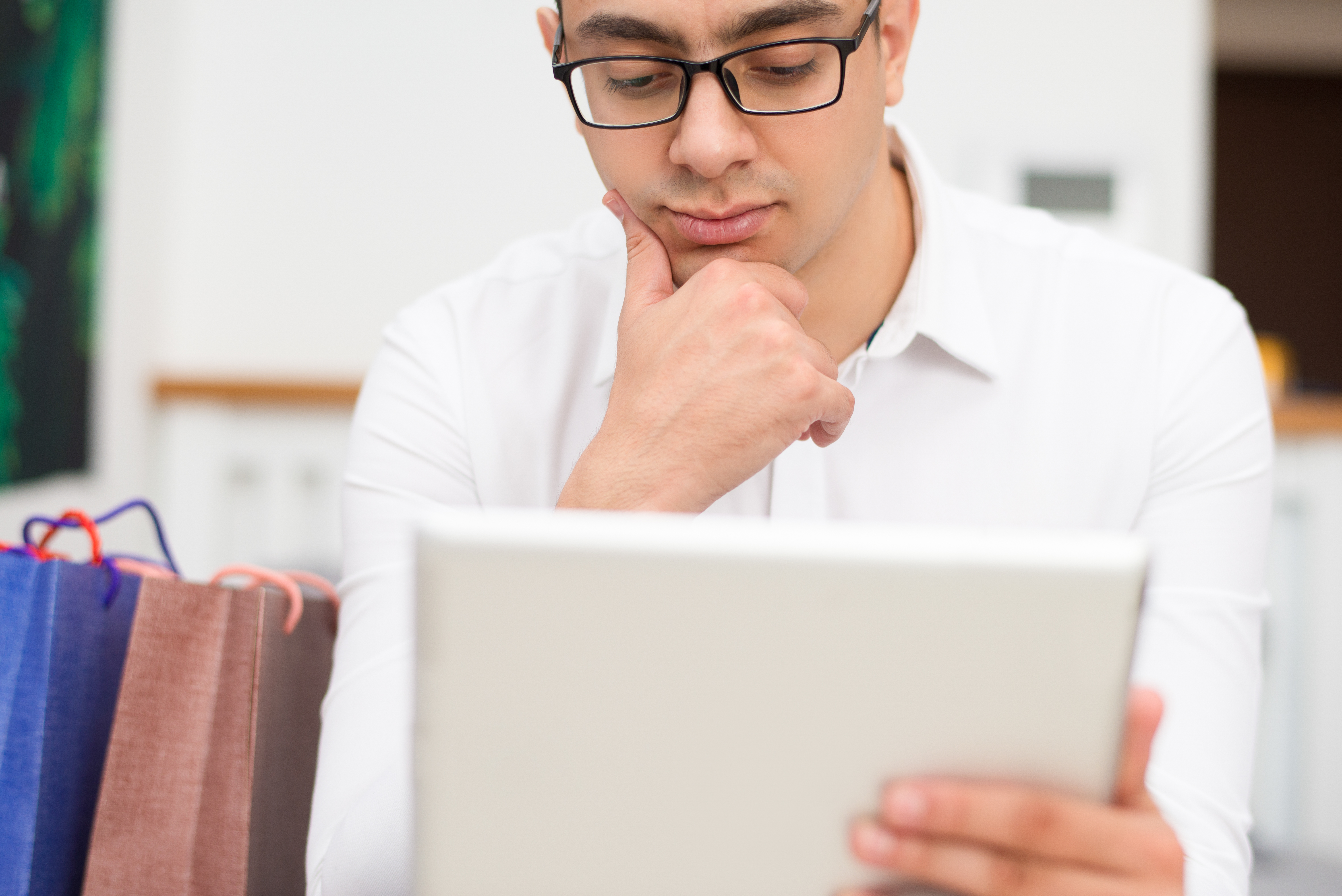 Shopper browsing an ecommerce value proposition