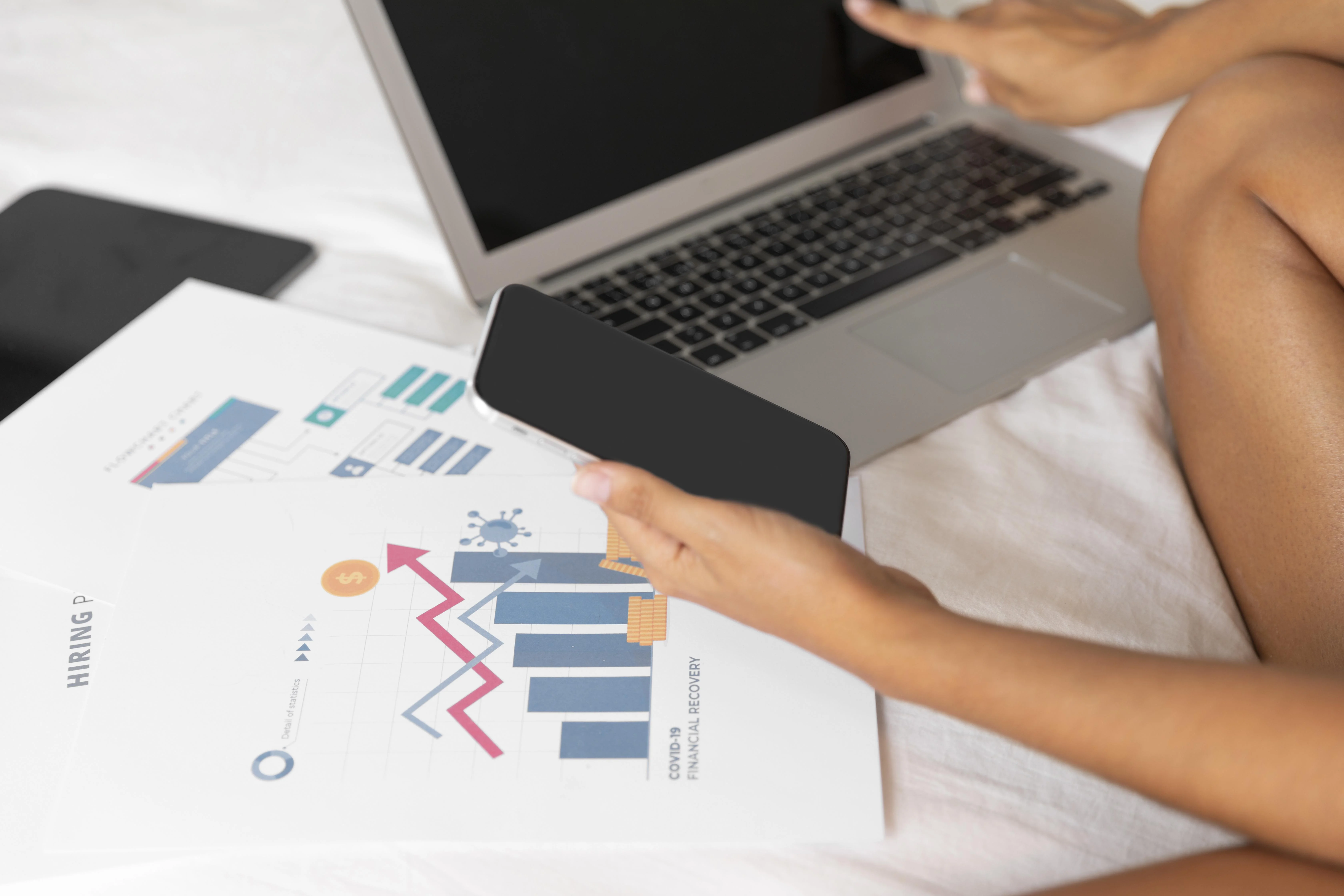 Marketerin prüft die Search Console am Laptop, um einen organischen Traffic-Einbruch nach einem Shopify Relaunch zu diagnostizieren